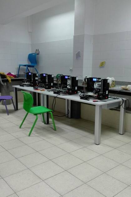 La sala del Comercial 19 adaptada para fabricar las máscaras