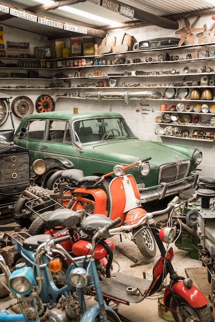 La sala destinada a las motos, autos y bicicletas.