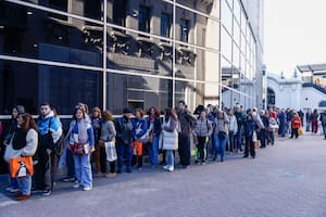 La sala José Hernández, de la Rural, convocó a miles de personas este sábado para escuchar a autores como Pérez-Reverte y Sacheri