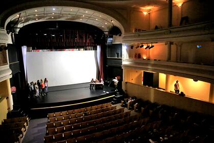 La sala principal del Cine Teatro 25 de Mayo, en plenos preparativos