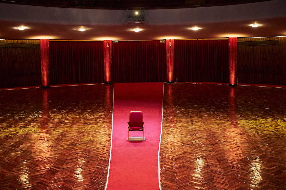La sala vacía del Teatro Coliseo, que atraviesa la fase de restauración completa de su platea: en el centro, una nueva butaca, protagonista de esta obra