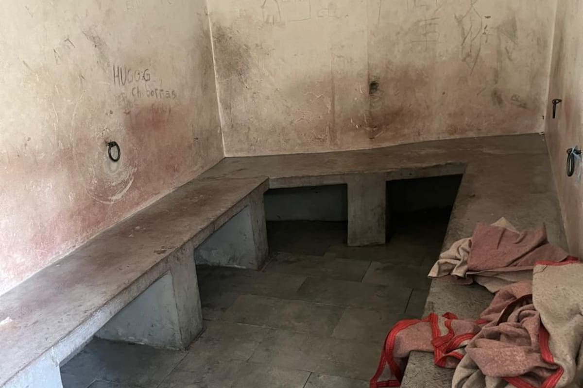 La Sala VI de la Cámara Nacional de Apelaciones en lo Criminal y Correccional ordenó la remoción de los grilletes y prohibió que los detenidos estén esposados indefinidamente.