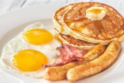 La salchicha, los huevos y los panqueques son los alimentos menos recomendados para desayunar (Foto: iStock)