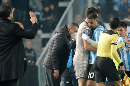 La salida de Cardona, para darle lugar al arquero Tagliamonte; el colombiano, con un error, generó la acción que derivó en la expulsión de Chila Gómez