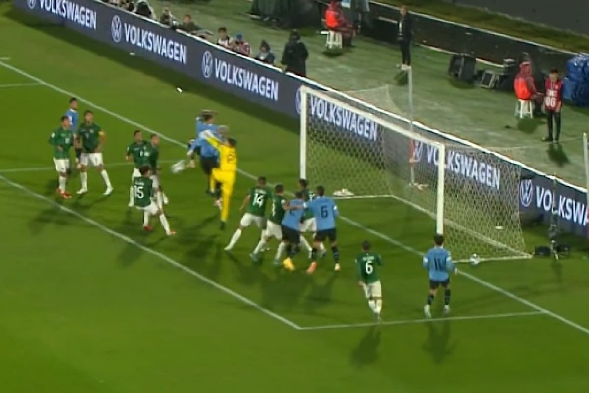 La salida de Guillermo Viscarra con los puños terminó en un blooper, con la pelota pegando en Villamil y transformándose en gol en contra.