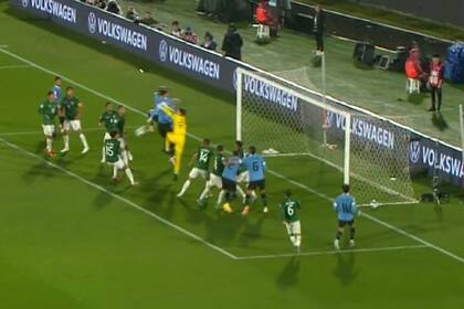 La salida de Guillermo Viscarra con los puños terminó en un blooper, con la pelota pegando en Villamil y transformándose en gol en contra.