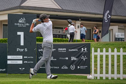 La salida de Juan Cruz Esmoris en el hoyo 1 durante el Emiliano Grillo Junior Open