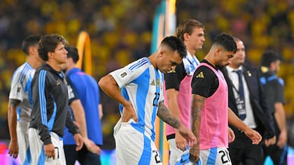 La salida de los jugadores argentinos luego de perder con Ecuador por 1-0 en el cierre de las Eliminatorias sudamericanas
