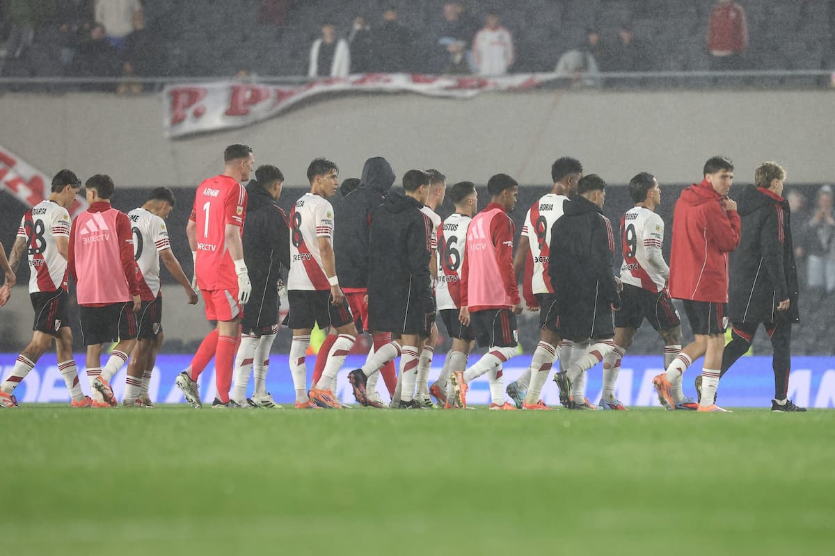 La salida de los jugadores de River bajo los abucheos de los hinchas