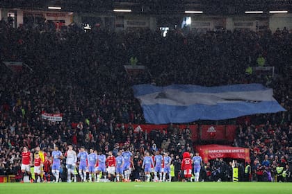 La salida de Manchester United y Bournemouth con una bandera argentina de fondo: todo por Lisandro Martínez