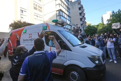 La salida de Maradona de la clínica de La Plata