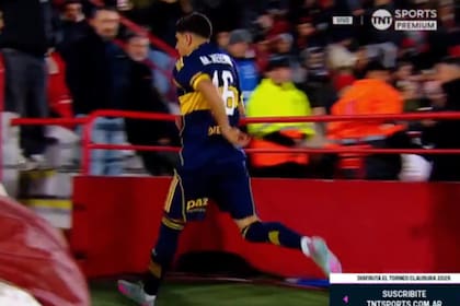 La salida de Merentiel hacia el vestuario de Boca, sin pasar por el banco de suplentes