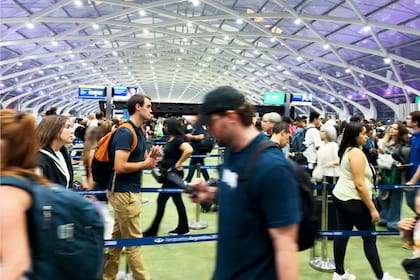 La salida de turistas argentinos sigue siendo mayor al ingreso de visitantes extranjeros
