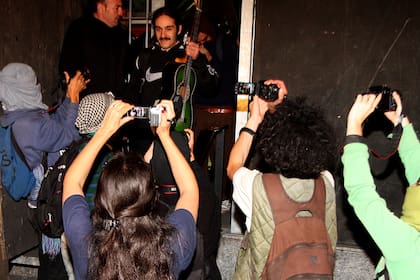 La salida de uno de los ocupantes, a la madrugada