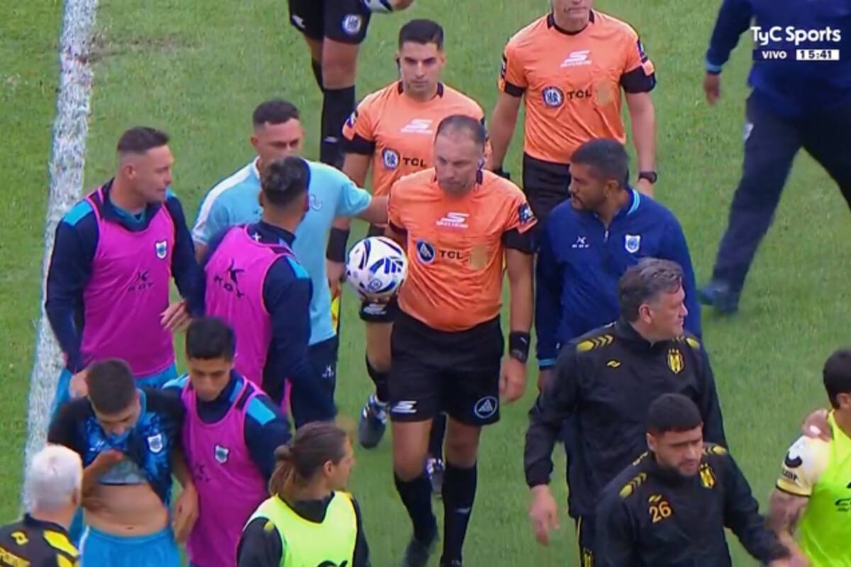 La salida del árbitro Lucas Comesaña del estadio 23 de Agosto, en Jujuy; el referí dijo que hubo amenazas de de Gimnasia locales en el marco del partido con Madryn y suspendió el partido en el descanso.s