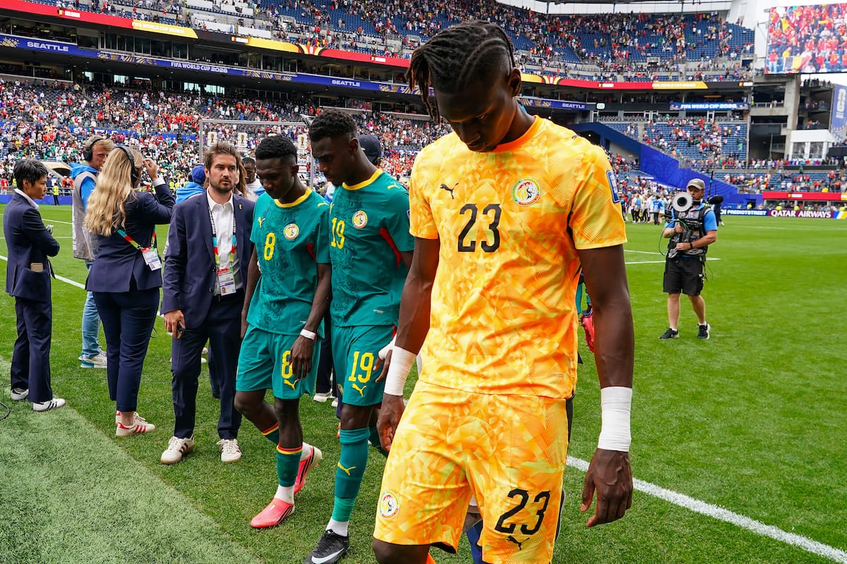 La salida del arquero de Senegal, Mory Diaw, junto con sus compañeros Moussa Niakhate y Lamine Camara, tras la eliminación con Bélgica. (AP Foto/Ted S. Warren)