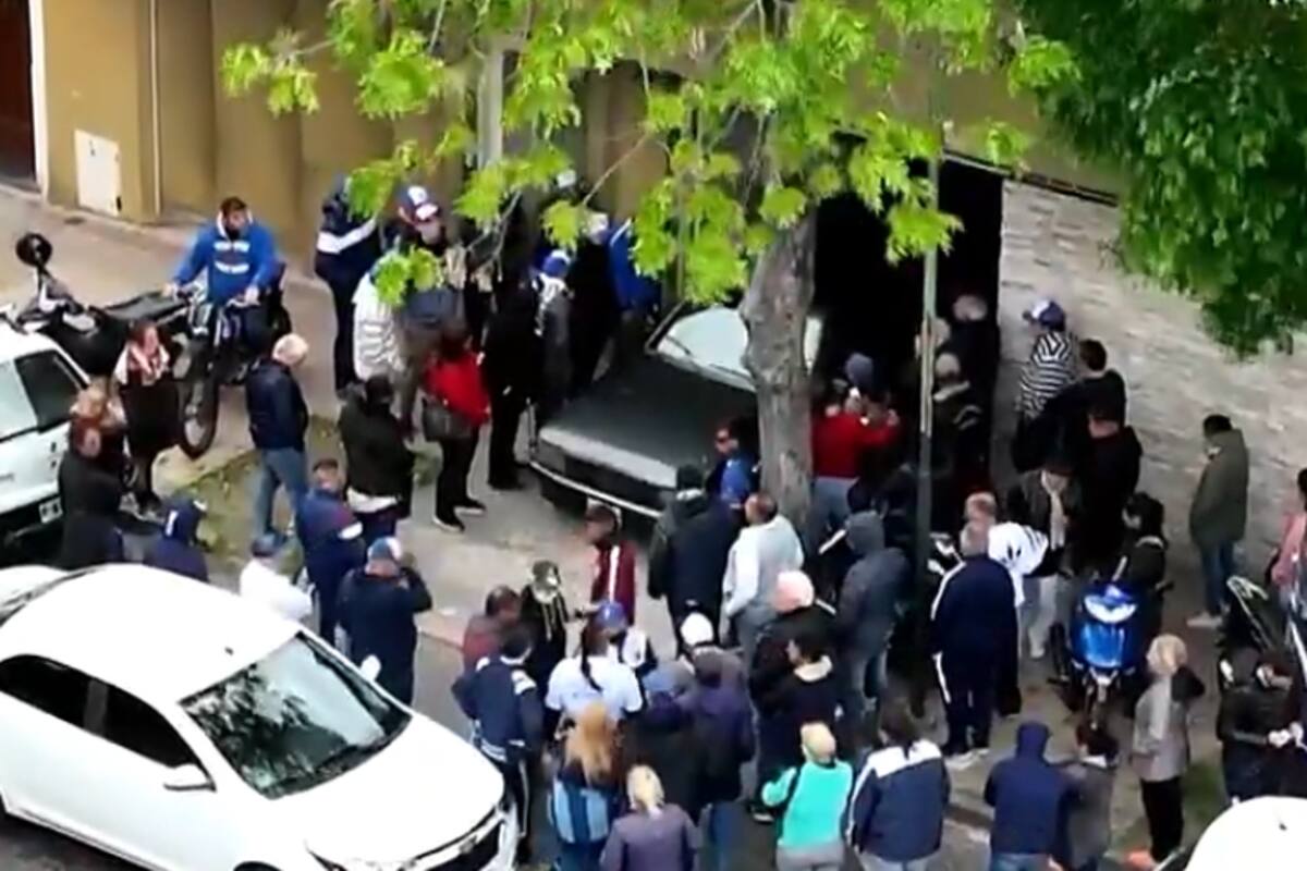 La salida del auto fúnebre en la sala velatoria de Tolosa; una despedida con mucho dolor