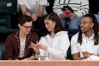 La salida deportiva de Holland y Zendaya sirvió, además, para ponerle un punto final a los rumores que indicaban que entre la pareja se había desatado una crisis terminal. Es que además de mirar el partido entre Alcaraz y Medvedev desde un lugar privilegiado del estadio, la pareja no dejó de charlar y mimarse