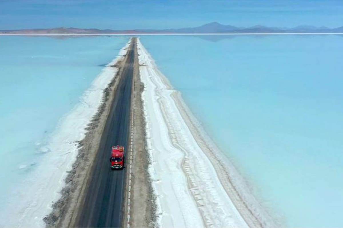 La salmuera se bombea a la superficie y se evapora para concentrar los minerales. Luego se filtra y se trata químicamente para extraer el litio.