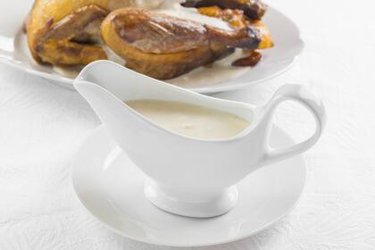 La salsa blanca es un clásico francés e italiano que se popularizó en todo el mundo como acompañamiento de pastas y en rellenos