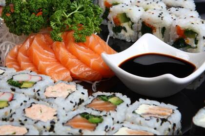 La salsa de soja es fundamental para acompañar el sushi entre otras preparaciones