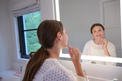 La salud de las encías es parte clave del bienestar general. De ahí que complementar el cepillado con una limpieza interdental ayuda a cuidar esos espacios que el cepillo no alcanza.
