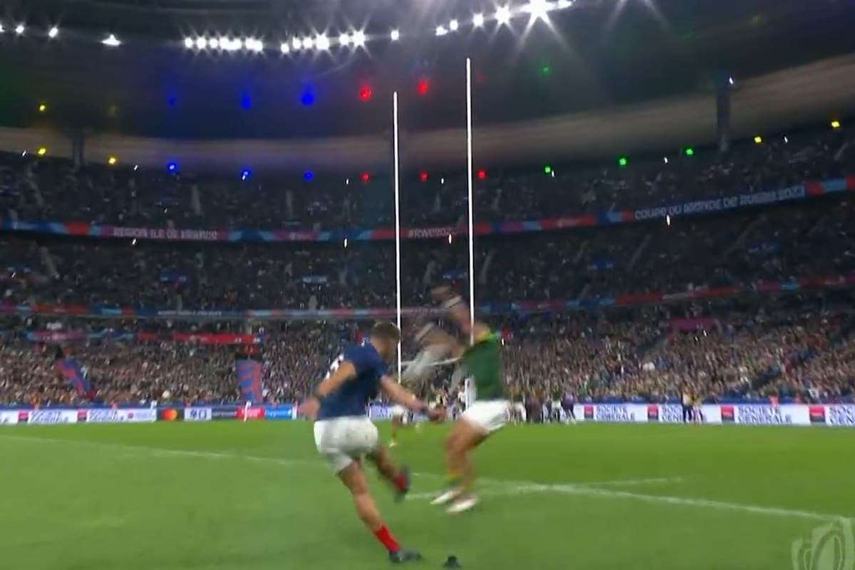 La salvada del sudafricano Cheslin Kolbe tras la patada del francés Thomas Ramos en busca de las semifinales del Mundial de Rugby 2023