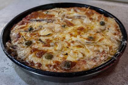 La Salvatore, un clásico de la casa a base de mozzarella, fugazzeta y anchoas