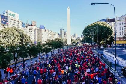 La San Silvestre porteña convocó más de 11 mil participantes este lunes.