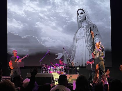 La "sanadora" Leda Bergonzi, en su concierto en la avenida Corrientes