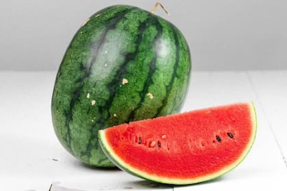 La sandia contiene un 92% de agua y bajo nivel calórico (Imagen: Unsplash)
