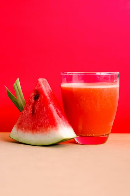 La sandía es una de las frutas considerada buena fuente de vitamina C (Pexels/Bruno Scramgnon)