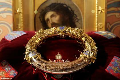 La Santa Corona de Espinas se exhibió en una ceremonia en la Catedral de Notre Dame en 2014