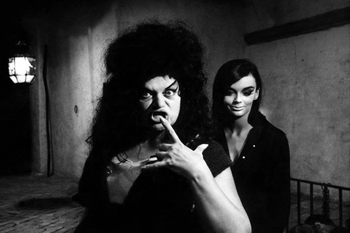 La Saraghina (Eddra Gale), en una escena de 8 1/2, María Antonietta Beluzzi en Amarcord.