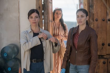 La sargento Lucía Gutiérrez Rivas (Maribel Verdú) junto a la teniente Castillo (Mariela Garriga)