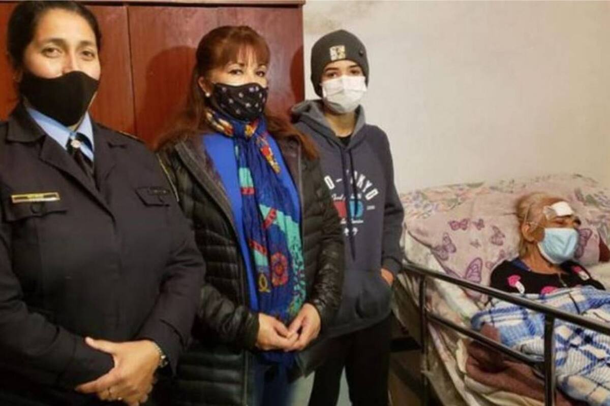 La sargento Paola Molina junto a Mariana, en un encuentro que se dio luego de que la agente salvara la vida de la mamá mujer del barrio cordobés de Las Palmas