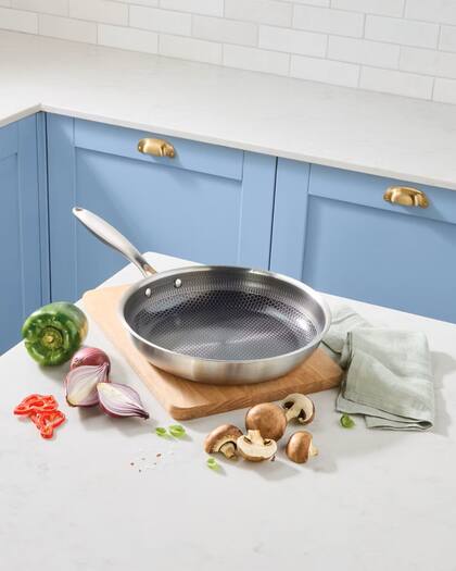 La sartén Tri-Ply tiene 28 cm y cuesta solo US$20