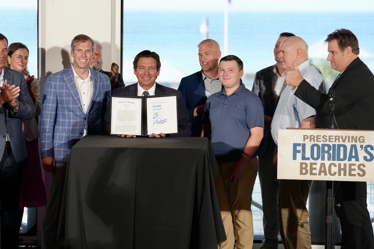 La SB 1622 también permite al Departamento de Protección Ambiental de Florida avanzar con la restauración de playas en zonas gravemente erosionadas