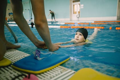 La SB 428 de Florida establece quiénes pueden acceder a los vales para clases de natación gratuitas