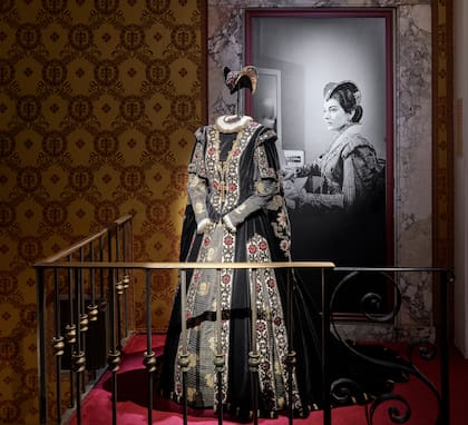 El museo del teatro dedica la exposición "Fantasmagoria" a Maria Callas: trajes, fotografías y documentos condensan la historia de la mítica cantante