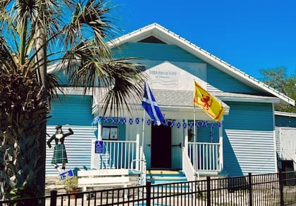 La Scottish American Society of Dunedin se encarga de seguir con las tradiciones escocesas que fundaron la ciudad en Florida
