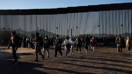 La Sección 240 (§1229a) establece el procedimiento formal de remoción ante un juez de inmigración, donde el extranjero tiene derecho a representación legal propia