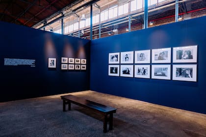La sección dedicada a Adriana Lestido presenta diferentes series donde la artista reflexiona sobre el vínculo madre-hijo.