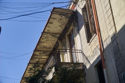 La secciones están interconectadas mediante galerías corridas, pequeños puentes y cuatro núcleos de escaleras