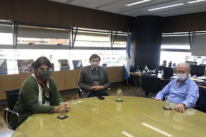 La secretaria de Gestión y Empleo Público, Ana Castellani, el ministro de Trabajo, Claudio Moroni, y el jefe sindical de UPCN, Andrés Rodríguez