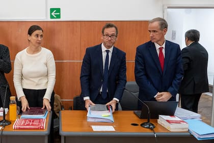 La secretaria de la Fiscalía N°4 ante los tribunales federales orales porteños, Gabriela Solari; el fiscal federal Nicolás Czizik y el fiscal general Patricio García Ellorio