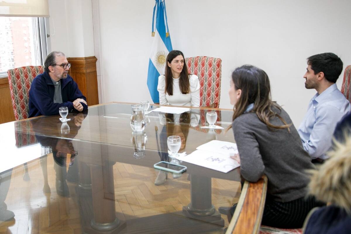 La secretaria de Niñez, Adolescencia y Familia, Yanina Nano Lembo, con el obispo Gustavo Carrara y directivos de Cáritas, en el Ministerio de Capital Humano