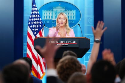 La secretaria de prensa de la Casa Blanca, Karoline Leavitt, habla con reporteros tras conocerse el caso de las apuestas, el 16 de julio pasado