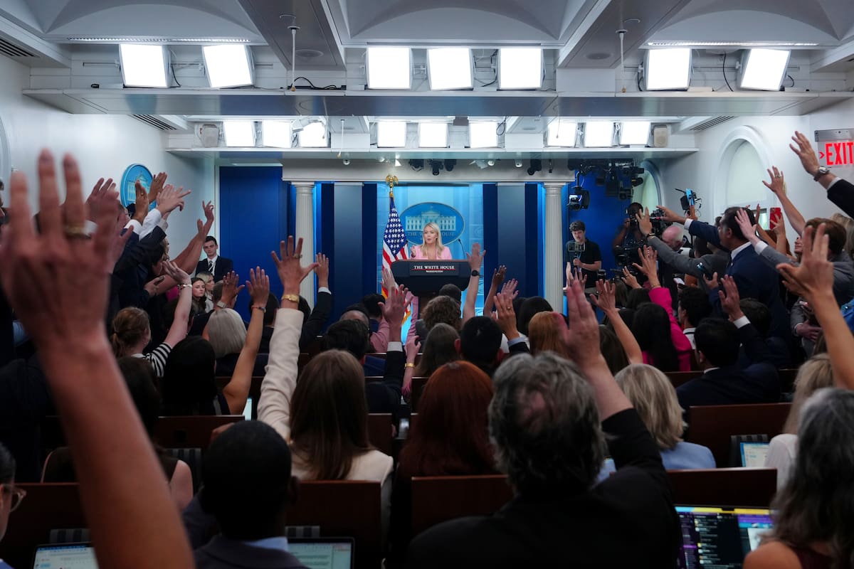 La secretaria de prensa de la Casa Blanca, Karoline Leavitt, habla con reporteros en la Sala de Pren