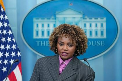 La secretaria de prensa de la Casa Blanca, Karine Jean-Pierre, durante la conferencia de prensa diaria, en Washington, el 7 de octubre de 2024. (AP Foto/Susan Walsh)